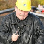 Der Bauherr versenkt mit 12 Schlägen den letzten Nagel und beweist damit sein handwerkliches Geschick.