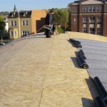 Zimmererarbeiten am gewellten Dach Zimmererarbeiten am gewellten Dach